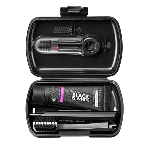 n Curaprox Travel Set Black is White Πακέτο Στοματικής Υγιεινής Ταξιδίου με Λευκαντική Οδοντόκρεμα 10ml, Οδοντόβουρτσα Πτυσσόμενη, 1τεμ, Μεσοδόντιο Βουρτσάκι Καθαρισμού, 2τεμ & Κουτί Μεταφοράς, 1τεμ, 1σετ - Image 1