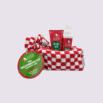 ALOE COLORS The Melomakarono Cosmetic Bag με Άρωμα Μελομακάρονο/ Hair & Body Mist -150ml & Body Butter -100ml & ΔΩΡΟ Νεσεσέρ + Scrunchy, 1σετ